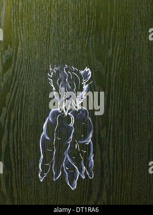 Eine Strichzeichnung Bild auf eine natürliche Holzmaserung Hintergrund ein paar Karotten mit grünen Spitzen Stockfoto