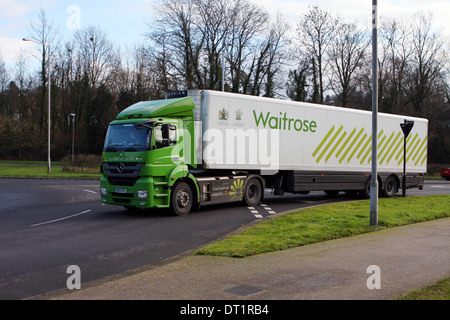 Ein LKW in einen Kreisverkehr in Coulsdon, Surrey, England. Stockfoto