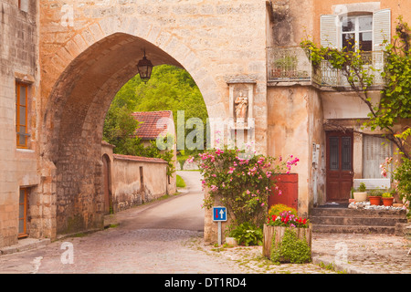 Eines der alten Tore zum Dorf Noyers-Sur Serein in Yonne, Burgund, Frankreich, Europa Stockfoto