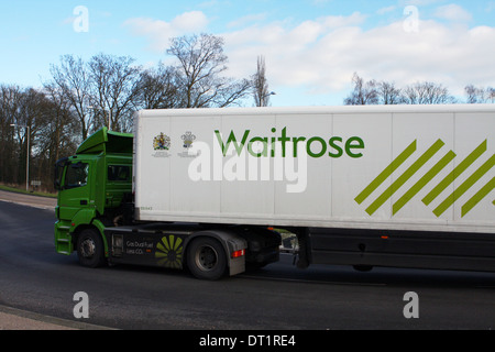 Ein LKW um einen Kreisverkehr in Coulsdon, Surrey, England reisen. Stockfoto