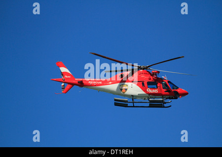 Red Western Cape Fachbereich Gesundheit Rettungshubschrauber gegen blauen Himmel. Stockfoto