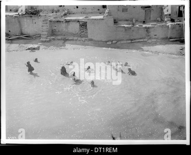 Gruppe von Hopi indische Kinder spielen in einer riesigen Pfütze von Regenwasser, Oraibi, Arizona, ca.1900 Stockfoto