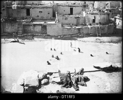 Gruppe von Hopi indische Kinder spielen in einer riesigen Pfütze von Regenwasser, Oraibi, Arizona, ca.1900 Stockfoto