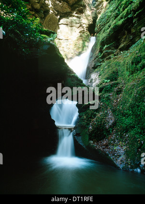 St. Nectan Glen: Wasserfall & Rock Becken (Kieve) am Fluss Trevillitt in der Nähe von Tintagel, Cornwall: Celtic St. Nectan hatte hier ein Heiligtum in der C6thAD. Stockfoto