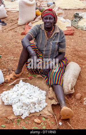 Frau Fasha Markt, Baumwolle, Konso-Region, Äthiopien zu verkaufen Stockfoto