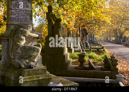 Grabsteine an einem sonnigen Herbsttag in der City von London Friedhof, London, England, Vereinigtes Königreich, Europa Stockfoto