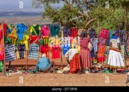 Kleidung zu verkaufen, Fasha Markt, Konso-Region, Äthiopien Stockfoto