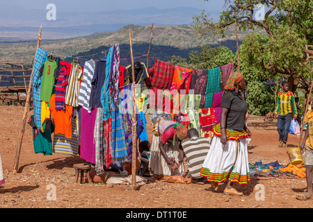 Kleidung zu verkaufen, Fasha Markt, Konso-Region, Äthiopien Stockfoto