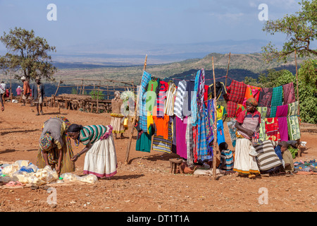 Kleidung zu verkaufen, Fasha Markt, Konso-Region, Äthiopien Stockfoto