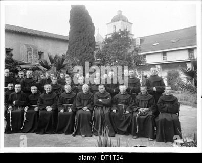 Gruppenbild von etwa 30 Franziskaner außerhalb an der Mission Santa Barbara, 1904 Stockfoto