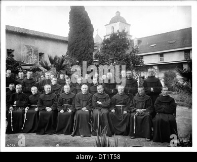 Gruppenportrait ca. 30 Franziskanermönche außerhalb Mission Santa Barbara, Kalifornien, 1904 Stockfoto