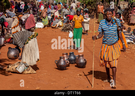 Töpfe für Verkauf, Fasha Markt, Konso-Region, Äthiopien Stockfoto