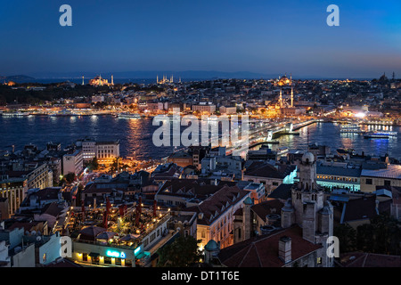 Blick über das Goldene Horn mit der Galata-Brücke. In der Ferne markieren die Aya Sofya und die blaue Moschee die Skyline. Stockfoto