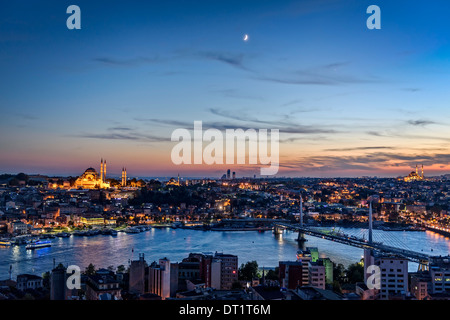 Blick über das Goldene Horn mit der Süleymaniye Cami auf der linken Seite. Stockfoto