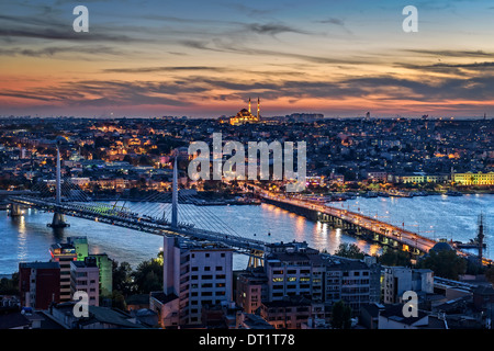 Blick über das Goldene Horn mit Fatih Cami in der Mitte. Stockfoto