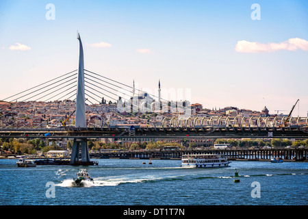 Blick über das Goldene Horn am Tage in Istanbul, Türkei. Stockfoto
