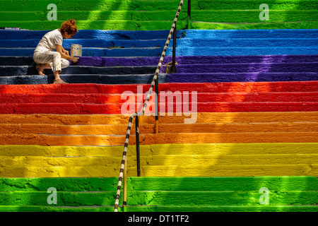 Ein Mädchen malen Regenbogen Treppen in Galatasaray Istanbul, Istanbul, Türkei. Stockfoto