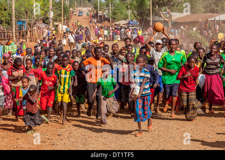 Leute, die Inder Straße, Fasha Markt, Konso Region, Äthiopien Stockfoto