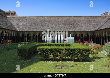 Der Kloster-Kreuzgang in der Abtei von Mont Saint Michel. Normandie, Frankreich Stockfoto