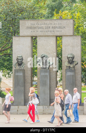 eine Gruppe von Touristen vor dem Denkmal zum Gedenken an die Gründung der Republik Deutsch-Österreich Stockfoto