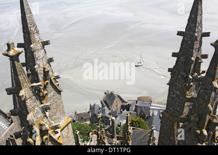 Blick vom Turm der Abtei Berg Saint Michel, gestrandete Boot bei Ebbe Stockfoto