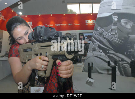 Neu-Delhi, Indien. 6. Februar 2014. Während der Verteidigung Expo 2014 in Neu-Delhi, Indien, 6. Februar 2014 überprüft ein Besucher ein Sturmgewehr. © Partha Sarkar/Xinhua/Alamy Live-Nachrichten Stockfoto