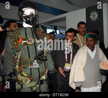 Neu-Delhi, Indien. 6. Februar 2014. Indian Defence Minister a. k. Antony (1. R) befasst sich mit einer modernen Armee Kleid während der Verteidigung Expo 2014 in Neu-Delhi, Indien, 6. Februar 2014. © Partha Sarkar/Xinhua/Alamy Live-Nachrichten Stockfoto