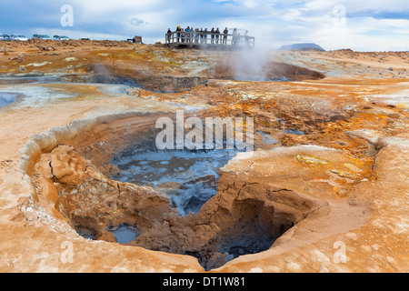 Touristen, die gerne die heißen Schlammlöcher in der geothermischen Gebiet Hverir, Island. Horizontalen Schuss Stockfoto