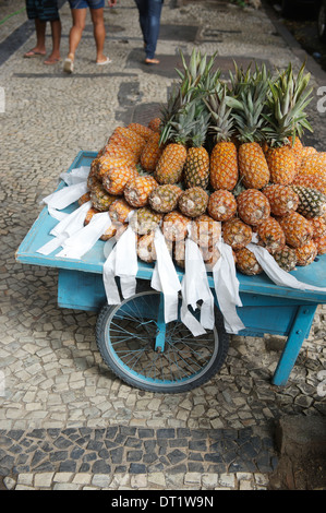 Brasilianische Ananas zum Verkauf auf Straßenhändler Wagen in Ipanema, Rio de Janeiro Brasilien Stockfoto