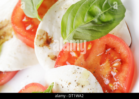Caprese-Salat mit Balsamico gemacht auf weißen Teller Stockfoto