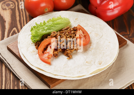 Weizentortillas mit Zutaten für Burrito nach dem alten Holztisch rustikalen Stil Stockfoto