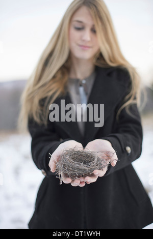 Frau mit Vogelnest Stockfoto