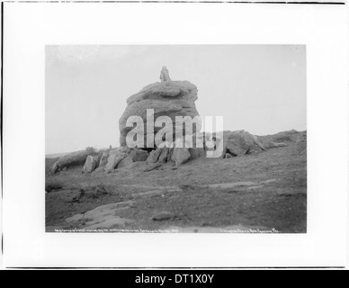 Hopi Indian Sentry wartet auf die Heimkehr des Antelope Racers, Oraibi, Arizona, ca.1896 Stockfoto