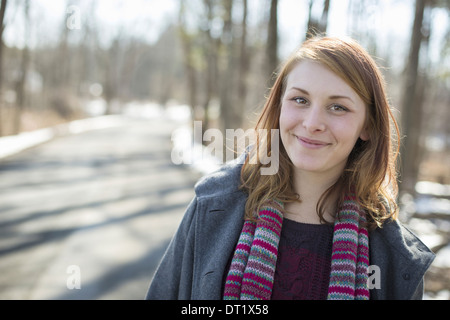 Eine junge Frau mit einem Schal im Freien an einem verschneiten Wintertag Stockfoto