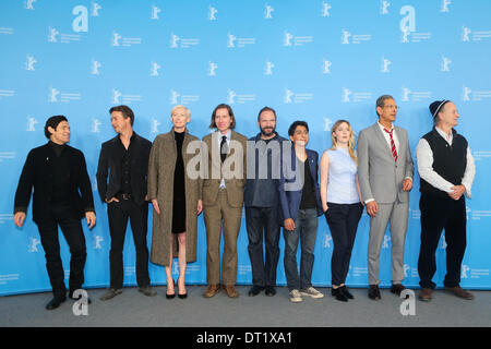 Berlin, Deutschland. 6. Februar 2014. (Von L bis R) Willem Dafoe, Edward Norton, Tilda Swinton, Regisseur Wes Anderson, Ralph Fiennes, Tony Revolori, Saoirse Ronan, Jeff Goldblum und Bill Murray posieren für Fotos bei einem Photocall zum Film "The Grand Budapest Hotel" auf der 64. Internationalen Filmfestspiele Berlinale in Berlin, Deutschland, am 6. Februar 2014 zu fördern. Bildnachweis: Zhang Fan/Xinhua/Alamy Live-Nachrichten Stockfoto