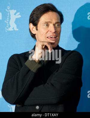 Berlin, Deutschland. 6. Februar 2014. Der Schauspieler Willem Dafoe stellt während der Fototermin für "The Grand Budapest Hotel" auf die 64. jährliche Berlinale, in Berlin, Deutschland, 6. Februar 2014. Der Film wird im offiziellen Wettbewerb der Berlinale präsentiert die vom 06. bis 16. Februar 2014 läuft. Foto: Tim Brakemeier/Dpa/Alamy Live News Stockfoto