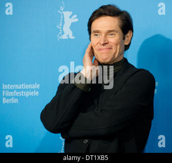 Berlin, Deutschland. 6. Februar 2014. Der Schauspieler Willem Dafoe stellt während der Fototermin für "The Grand Budapest Hotel" auf die 64. jährliche Berlinale, in Berlin, Deutschland, 6. Februar 2014. Der Film wird im offiziellen Wettbewerb der Berlinale präsentiert die vom 06. bis 16. Februar 2014 läuft. Foto: Tim Brakemeier/Dpa/Alamy Live News Stockfoto