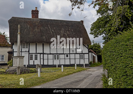 Kriegerdenkmal in Dorchester-on-Thames, auf der Westseite der Hauptstraße, neben einer schönen elisabethanischen Reetdachhaus. Stockfoto