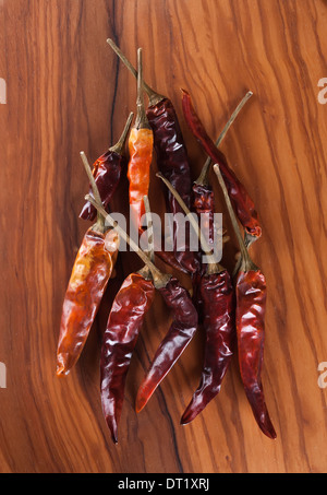 Getrocknete rote Chilischoten n Oliven Holz Schreibtisch Stockfoto