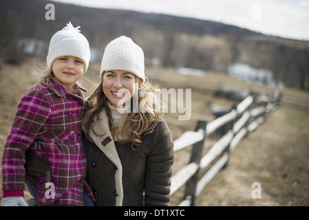 Eine Frau und Kind zu Fuß einen Weg hand in hand Stockfoto