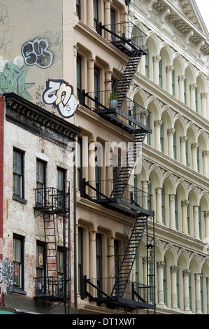 Eisen Feuer Fluchttreppenhäuser im Viertel Soho in New York Stockfoto