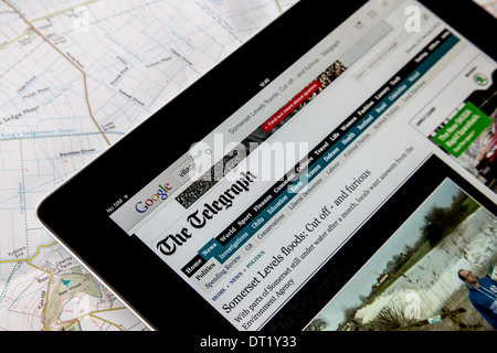 News-Funktion der Überschwemmungen auf die Somerset Niveaus auf ein i-Pad mit o/s-Karte von der Gegend, England, UK Stockfoto