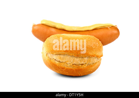 Deutsche Bratwurst mit Brötchen und Senf, isoliert Stockfoto