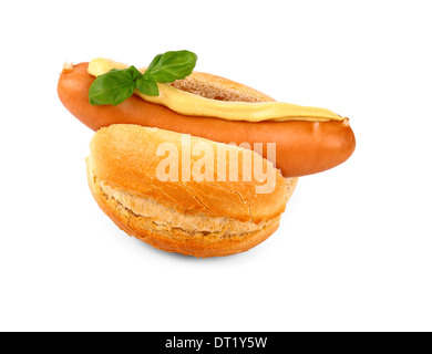 Deutsche Bratwurst mit Brötchen, Senf und Basilikum, isoliert Stockfoto