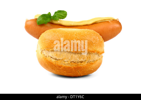 Deutsche Bratwurst mit Brötchen, Senf und Basilikum, isoliert Stockfoto