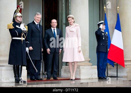 Paris, Frankreich. 6. Februar 2014. König Philippe (2 L) und Königin Mathilde von Belgien (2. R) besuchen Sie Präsident Francois Hollande von Frankreich (C) auf den Elysée-Palast in Paris, Frankreich, 6. Februar 2014. Foto: Patrick van Katwijk / Niederlande und Frankreich aus - NO-Draht-SERVICE-/ Dpa/Alamy Live News Stockfoto