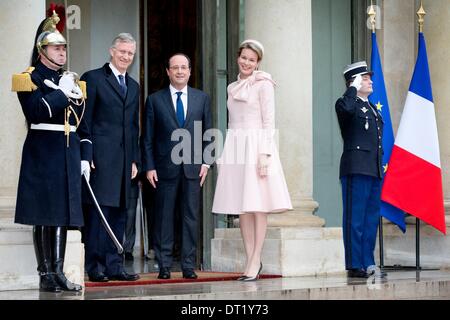 Paris, Frankreich. 6. Februar 2014. König Philippe (2 L) und Königin Mathilde von Belgien (2. R) besuchen Sie Präsident Francois Hollande von Frankreich (C) auf den Elysée-Palast in Paris, Frankreich, 6. Februar 2014. Foto: Patrick van Katwijk / Niederlande und Frankreich aus - NO-Draht-SERVICE-/ Dpa/Alamy Live News Stockfoto