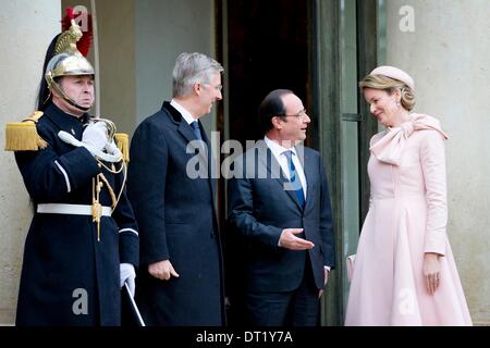 Paris, Frankreich. 6. Februar 2014. König Philippe (2 L) und Königin Mathilde von Belgium (R) Besuch Präsident Francois Hollande Frankreichs (2. R) im Elysée-Palast in Paris, Frankreich, 6. Februar 2014. Foto: Patrick van Katwijk / Niederlande und Frankreich aus - NO-Draht-SERVICE-/ Dpa/Alamy Live News Stockfoto