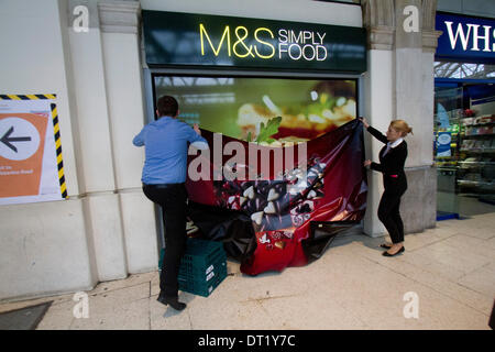 London UK. 6. Februar-204. Personal an Marks & Spencer legte ein Plakat herzförmige Schachtel Pralinen wie Geschäfte bereit zum Valentinstag, die im Zusammenhang mit der romantischen Liebe bekommen durch die Dekoration der Fenster Ladenfronten mit Herzen Credit: Amer Ghazzal/Alamy Live-Nachrichten Stockfoto