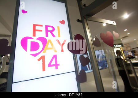 London UK. 6. Februar-204. Geschäfte machen Sie sich bereit für den Valentinstag, die im Zusammenhang mit der romantischen Liebe durch die Dekoration der Fenster Ladenfronten mit Herzen Credit: Amer Ghazzal/Alamy Live-Nachrichten Stockfoto